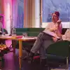 Pedro Carmona-Alvarez og Julia Wiedlocha i samtale med ordstyrer Tora Sanden Døskeland på scenen på Odda bibliotek. Foto.